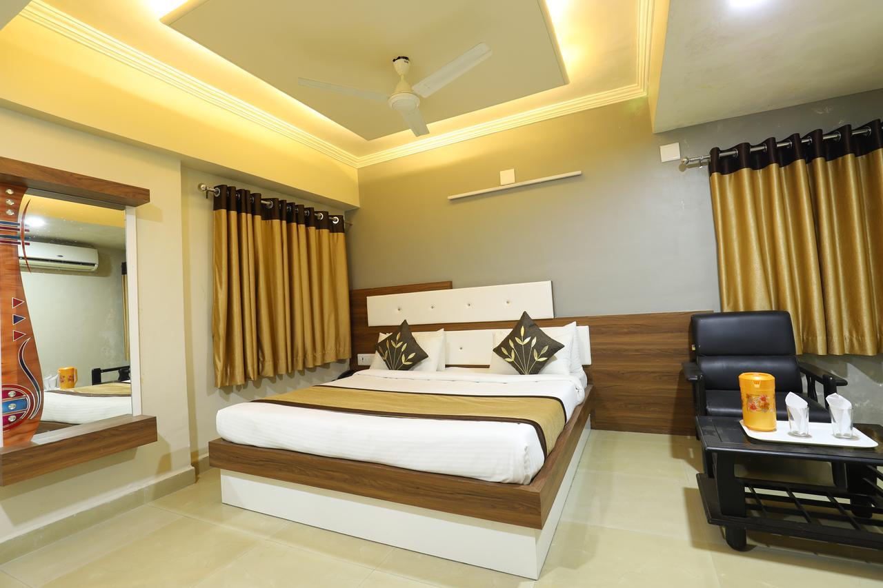 Hotel Loyal Residency Jāmnagar Εξωτερικό φωτογραφία