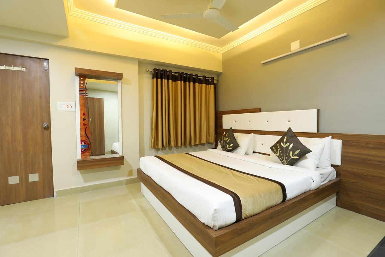 Hotel Loyal Residency Jāmnagar Εξωτερικό φωτογραφία