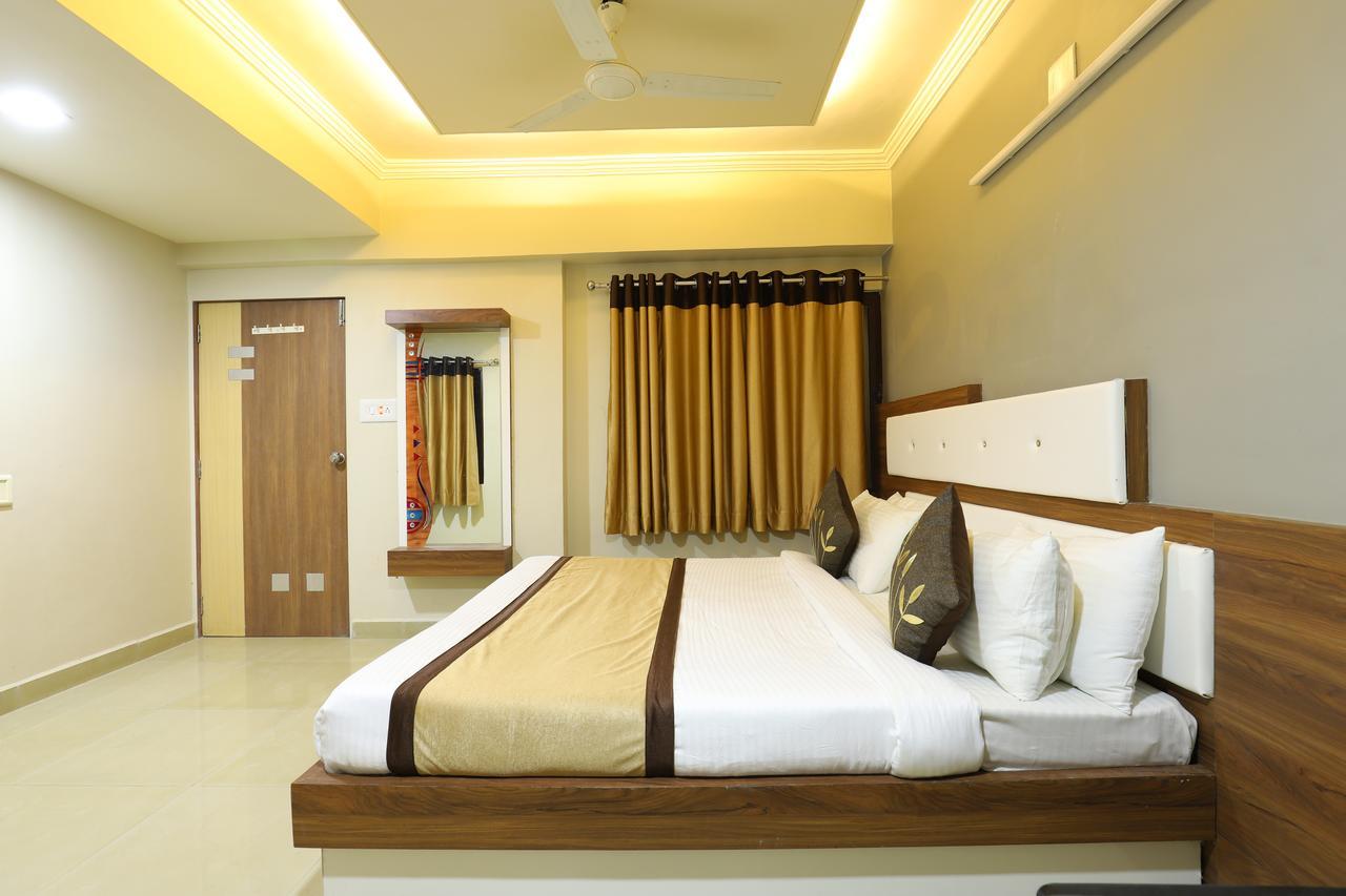 Hotel Loyal Residency Jāmnagar Εξωτερικό φωτογραφία