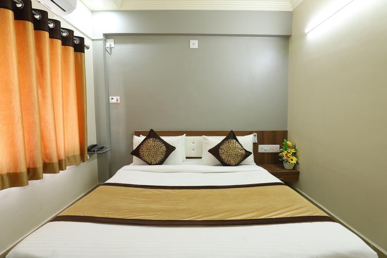 Hotel Loyal Residency Jāmnagar Εξωτερικό φωτογραφία