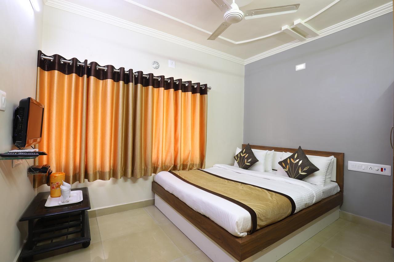 Hotel Loyal Residency Jāmnagar Εξωτερικό φωτογραφία
