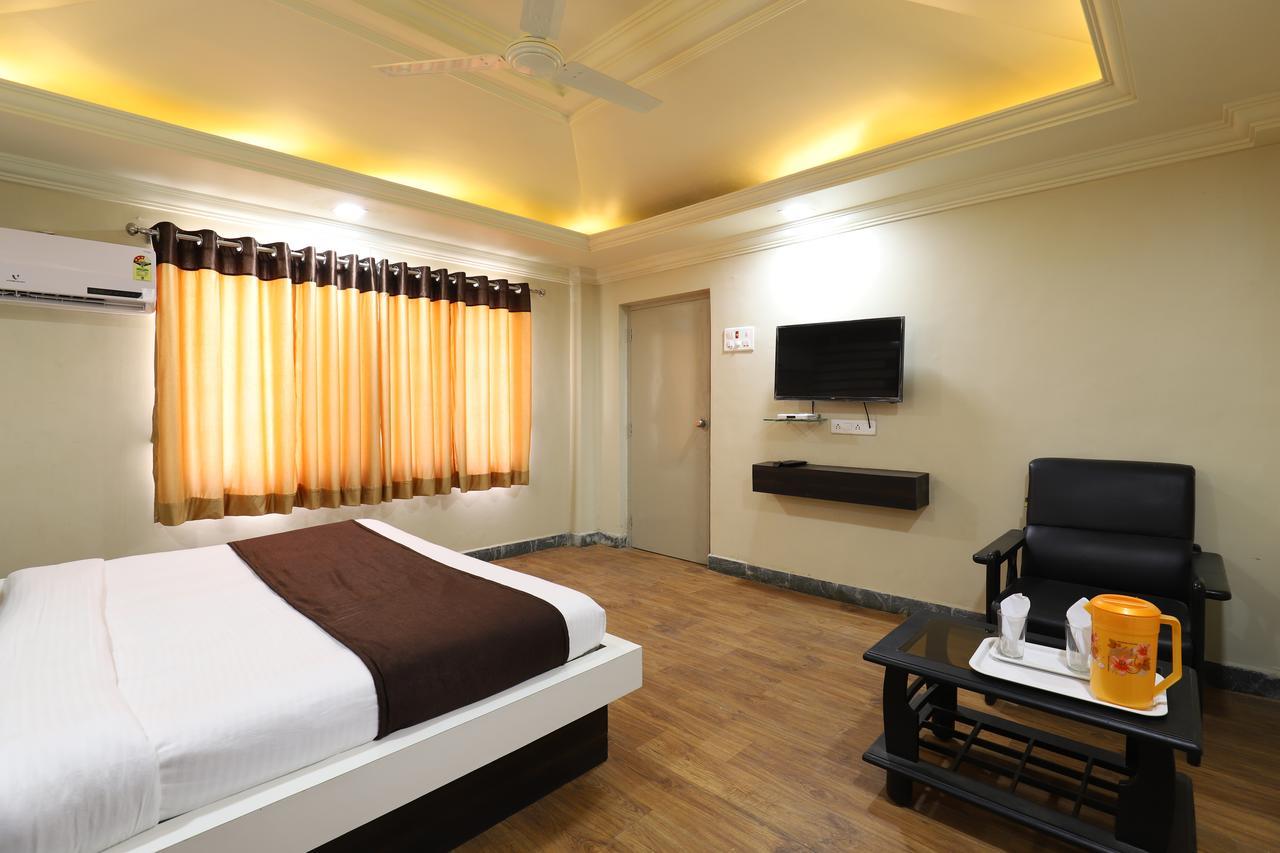 Hotel Loyal Residency Jāmnagar Εξωτερικό φωτογραφία