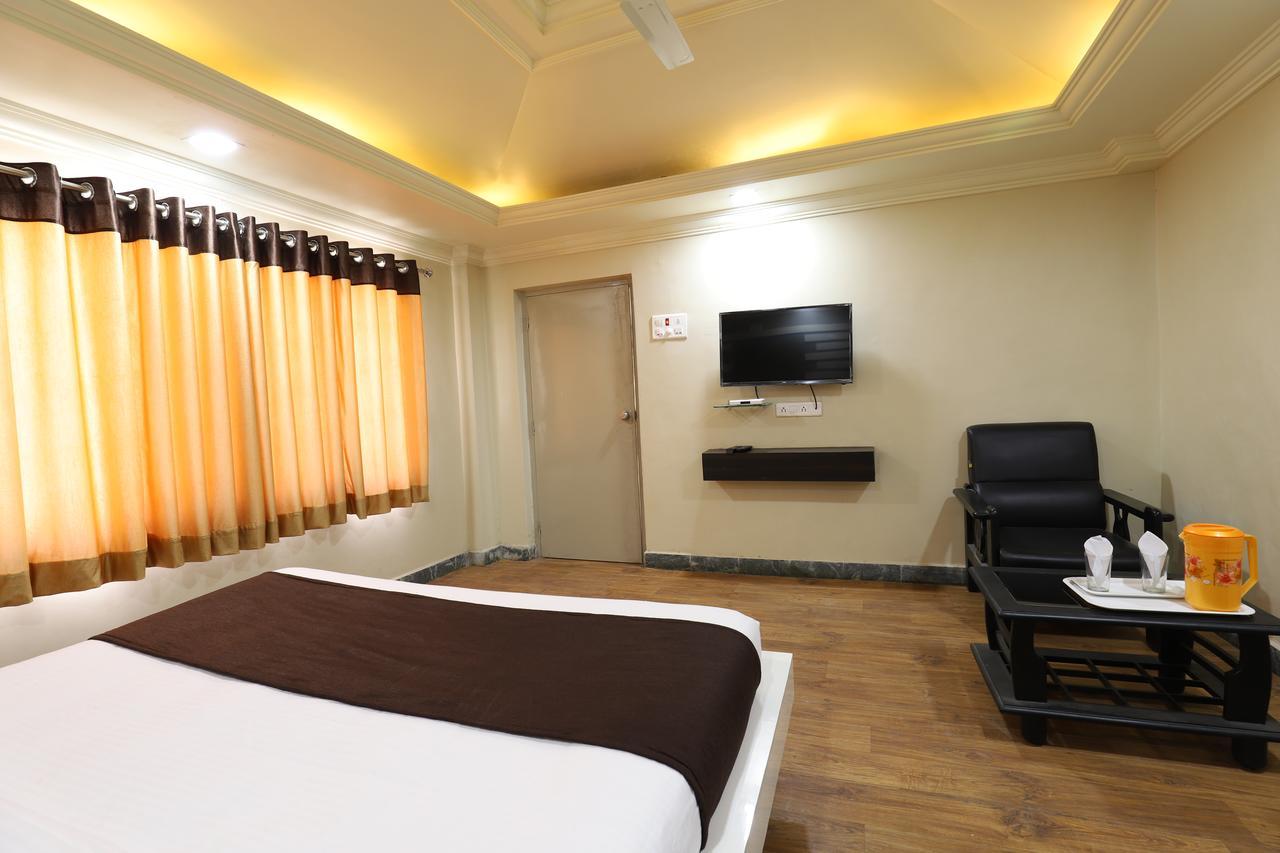 Hotel Loyal Residency Jāmnagar Εξωτερικό φωτογραφία