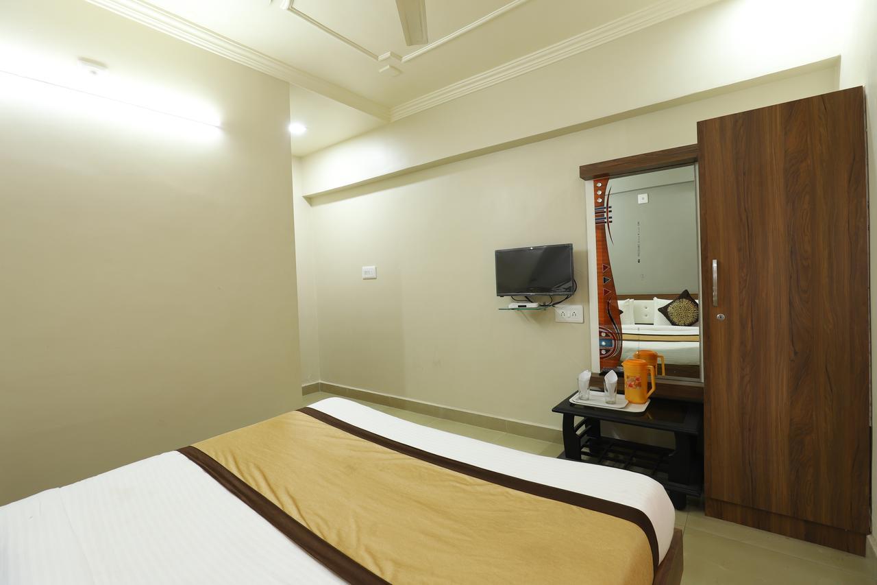 Hotel Loyal Residency Jāmnagar Εξωτερικό φωτογραφία