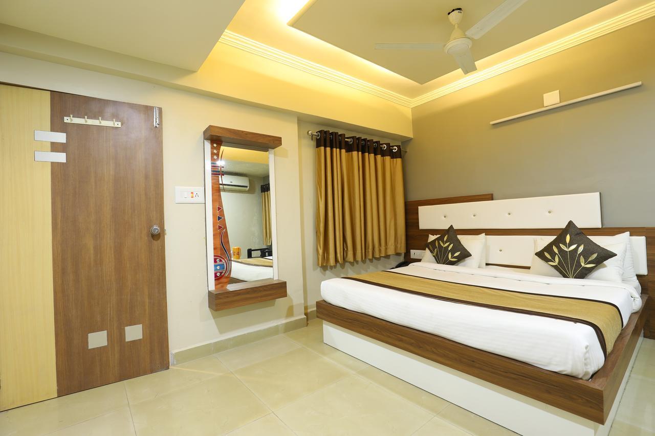 Hotel Loyal Residency Jāmnagar Εξωτερικό φωτογραφία
