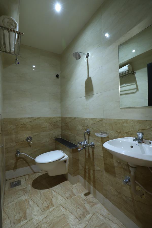 Hotel Loyal Residency Jāmnagar Εξωτερικό φωτογραφία