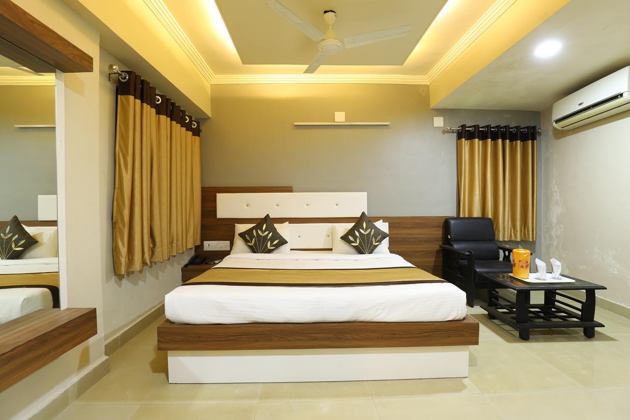 Hotel Loyal Residency Jāmnagar Εξωτερικό φωτογραφία
