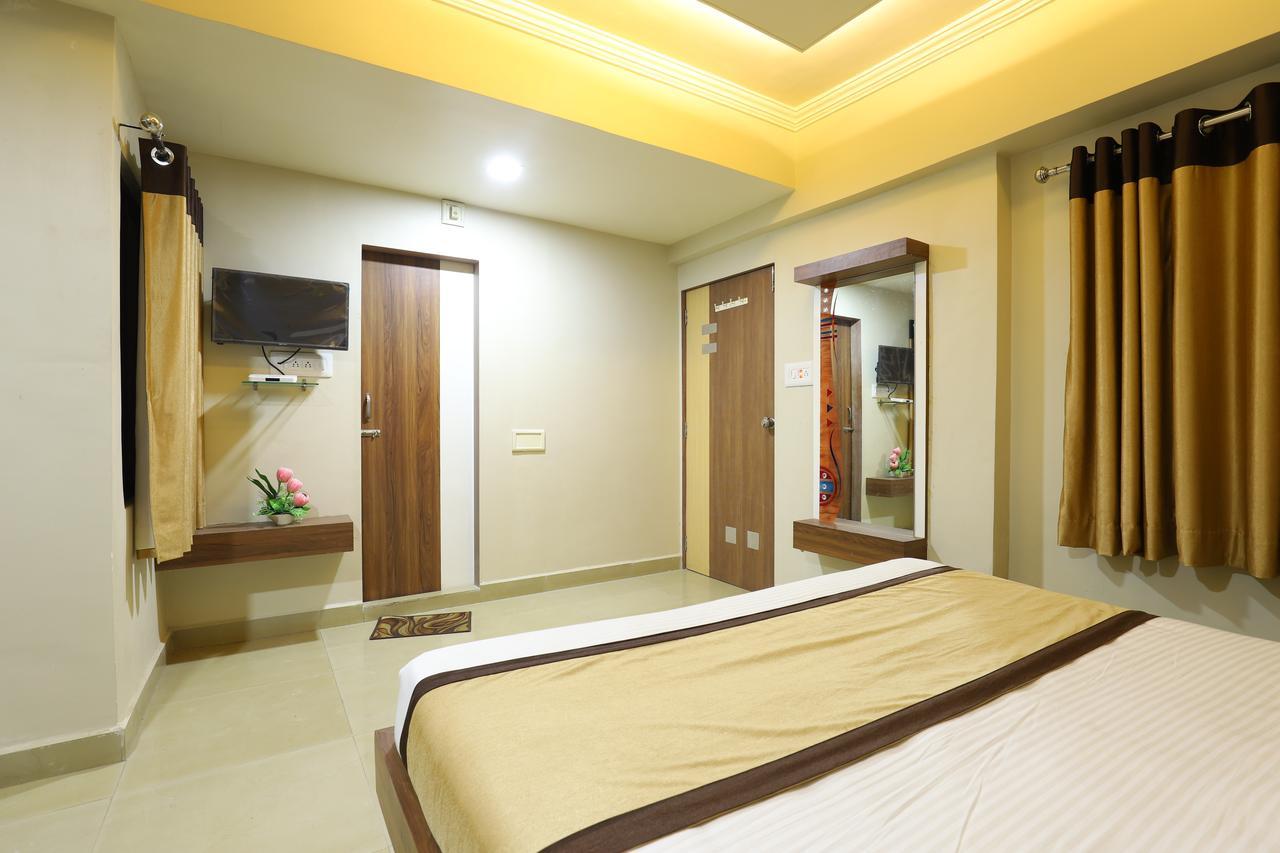 Hotel Loyal Residency Jāmnagar Εξωτερικό φωτογραφία